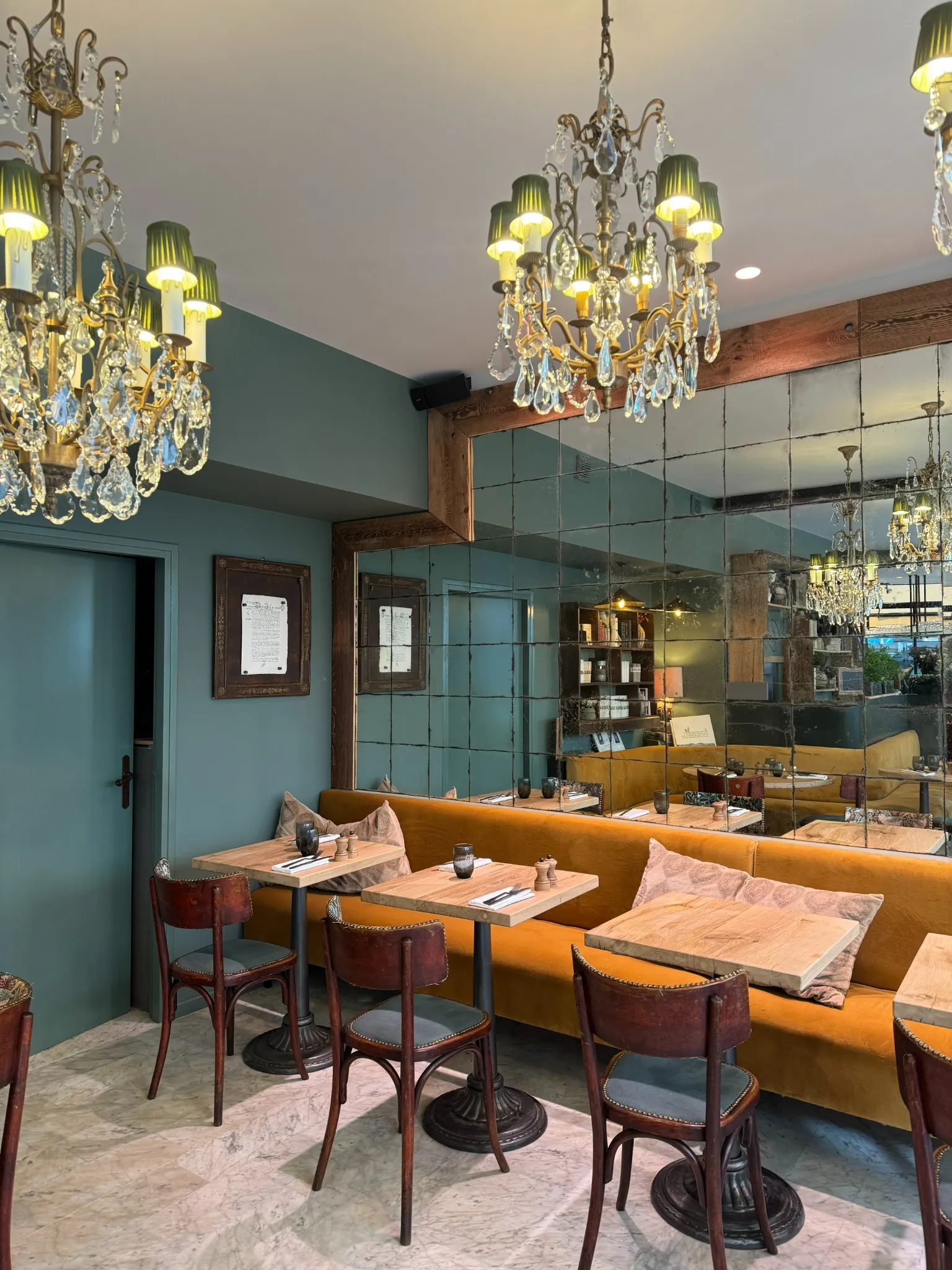 Photo 12-04-2024 09 07 55 peinture + Miroir + lustre